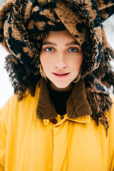 Porträtt Vacker Kvinna Med Halsduk Vinter Skog — Stockfoto