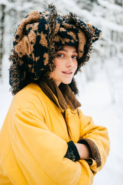 Retrato Mulher Bonita Com Cachecol Floresta Inverno — Fotografia de Stock