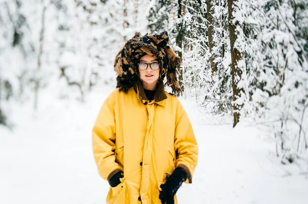 Ritratto Bella Donna Con Sciarpa Nella Foresta Invernale — Foto Stock