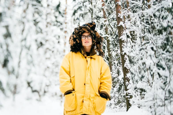 Portret Van Mooie Vrouw Met Sjaal Winter Forest — Stockfoto