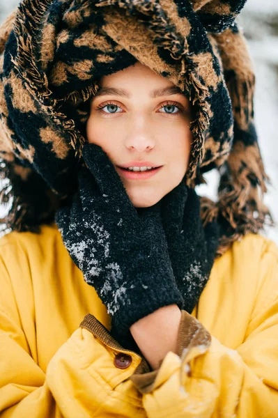 Ritratto Bella Donna Con Sciarpa Nella Foresta Invernale — Foto Stock