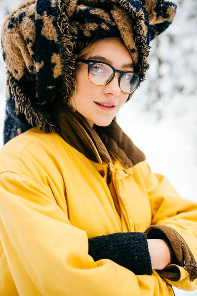 Porträtt Vacker Kvinna Glasögon Vinter — Stockfoto