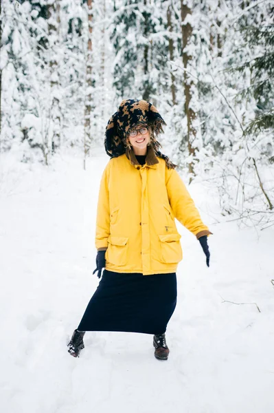 Mooie Jonge Vrouw Met Gele Vacht Winter Besneeuwde Forest — Stockfoto