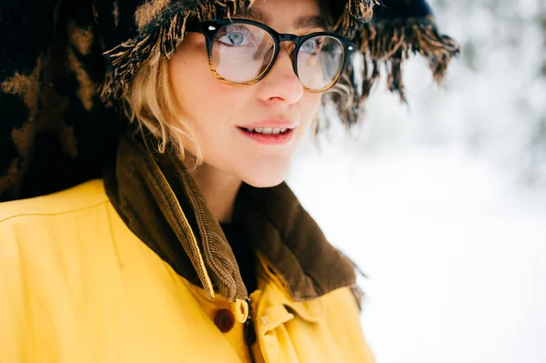 冬に眼鏡で美しい女性の肖像画 — ストック写真