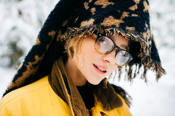 Porträt Einer Schönen Frau Mit Brille Winter — Stockfoto