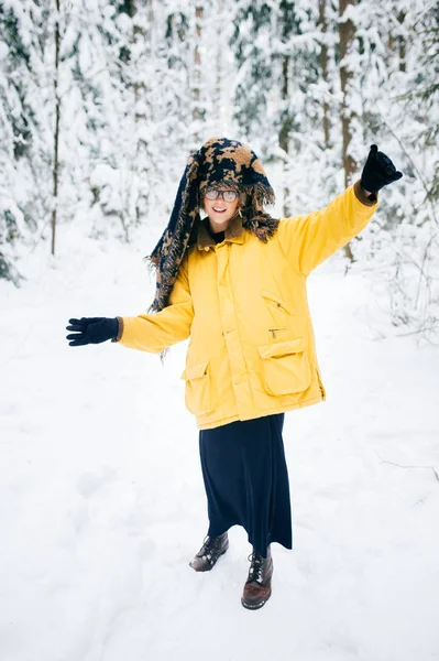 Belle Jeune Femme Manteau Jaune Hiver Forêt Enneigée — Photo