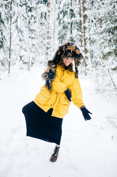 Mooie Jonge Vrouw Met Gele Vacht Winter Besneeuwde Forest — Stockfoto