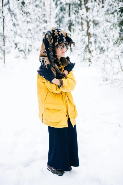 Belle Jeune Femme Manteau Jaune Hiver Forêt Enneigée — Photo