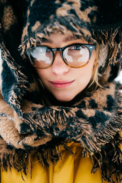 Portrét Krásné Ženy Brýlích Zimě — Stock fotografie