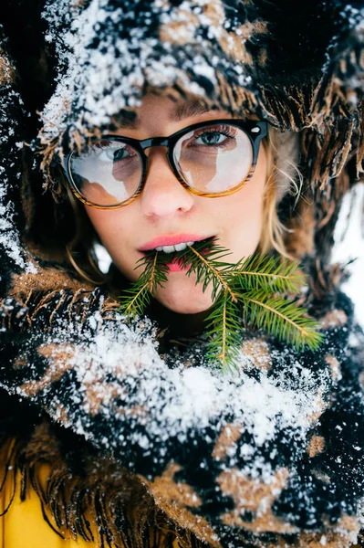 Портрет Красивої Жінки Окулярах Взимку — стокове фото