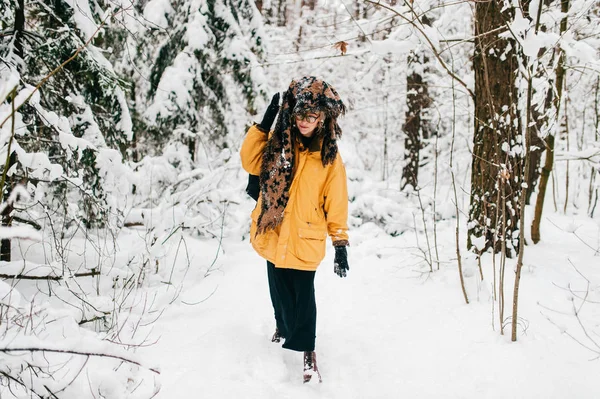 Karlı Kış Ormandaki Sarı Montlu Genç Kadın — Stok fotoğraf