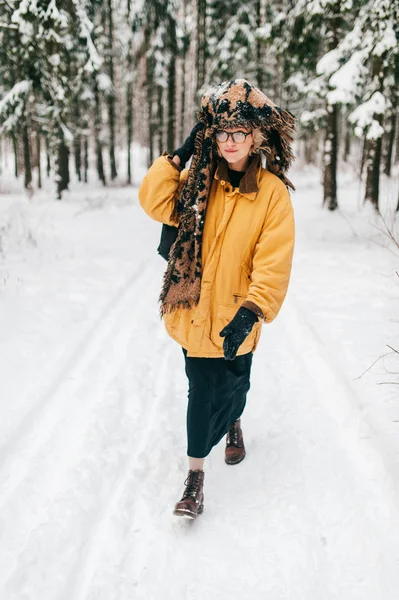 Mladá Žena Žlutém Plášti Zimě Zasněženém Lese — Stock fotografie