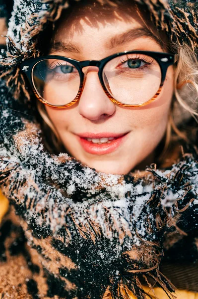 Portret Van Mooie Vrouw Brillen Winter — Stockfoto