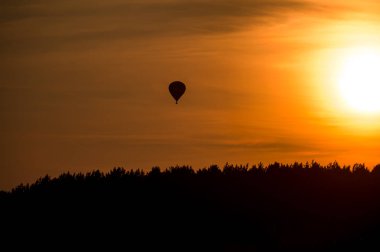 kadar güzel gün batımı sırasında gökyüzünde uçan hava balonu