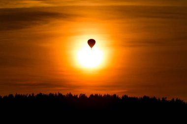 kadar güzel gün batımı sırasında gökyüzünde uçan hava balonu