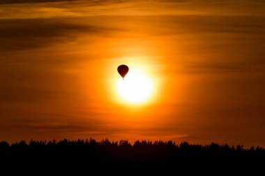 kadar güzel gün batımı sırasında gökyüzünde uçan hava balonu