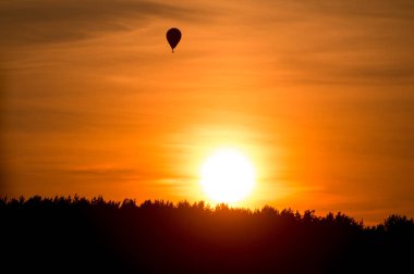 kadar güzel gün batımı sırasında gökyüzünde uçan hava balonu