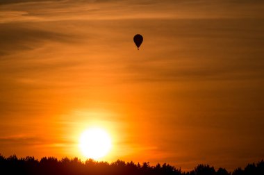 kadar güzel gün batımı sırasında gökyüzünde uçan hava balonu
