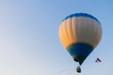 mavi gökyüzünde uçan hava balonları