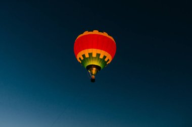 kadar güzel gün batımı sırasında gökyüzünde uçan hava balonu