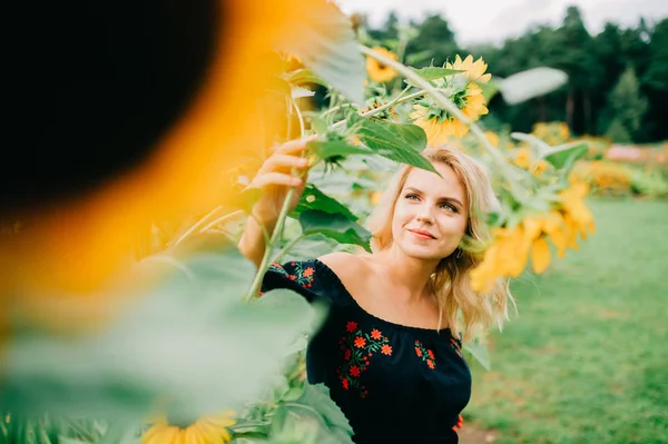 Mladá Žena Pózuje Slunečnicovém Poli — Stock fotografie