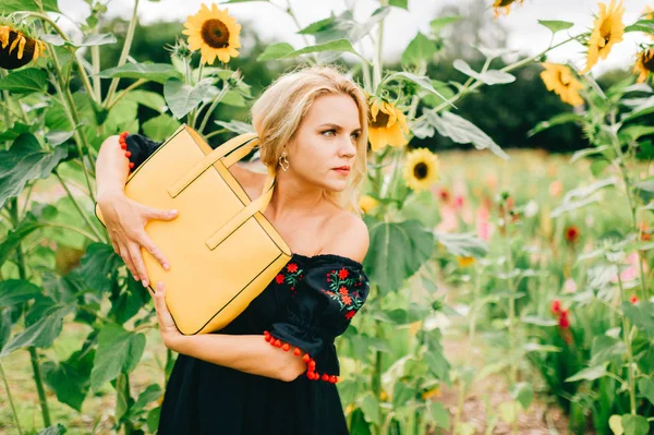 Mujer Joven Con Bolsa Amarilla Posando Campo Girasol —  Fotos de Stock