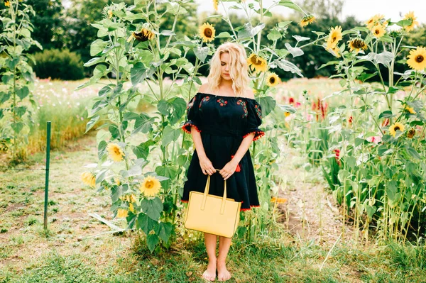 Mujer Joven Con Bolsa Amarilla Posando Campo Girasol —  Fotos de Stock