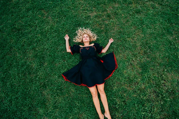 Vista Aérea Mulher Bonita Vestido Preto Descansando Grama Verde — Fotografia de Stock