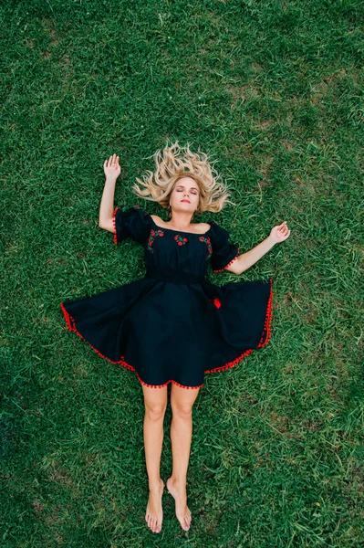 Vista Aérea Mulher Bonita Vestido Preto Descansando Grama Verde — Fotografia de Stock