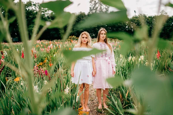 Mulheres Jovens Vestidos Étnicos Jardim Flores Dia Verão — Fotografia de Stock