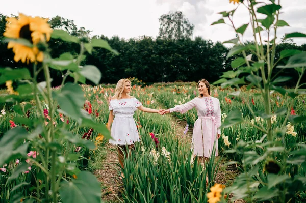 Jeunes Femmes Robes Ethniques Dans Jardin Fleurs Jour Été — Photo