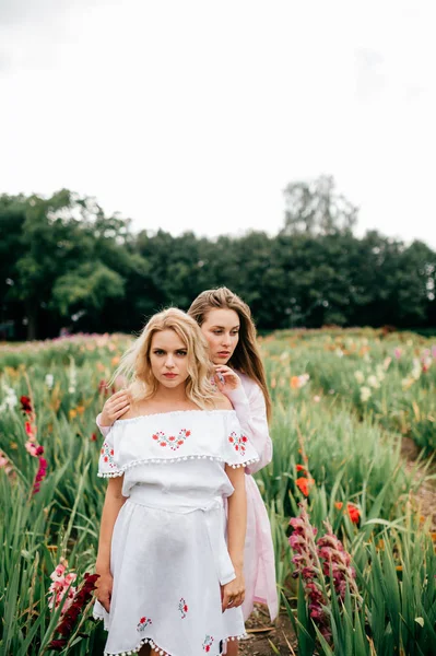 Νεαρές Γυναίκες Εθνοτικές Φορέματα Στον Κήπο Λουλουδιών Θερινή Ημέρα — Φωτογραφία Αρχείου