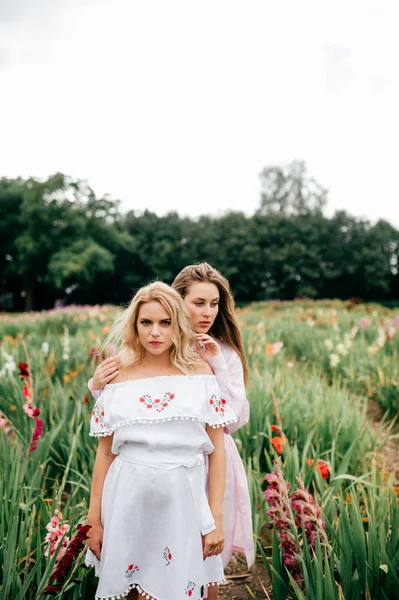 Jonge Vrouwen Etnische Jurken Bloementuin Zomerdag — Stockfoto