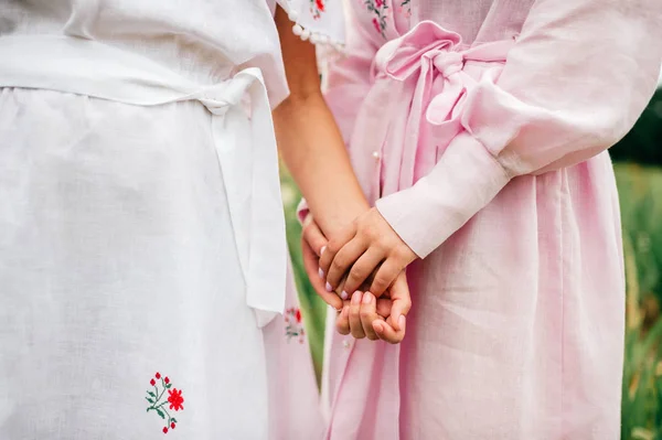 Частичный Взгляд Женщин Этнических Платьях Цветочном Саду Летний День — стоковое фото