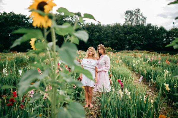 Jonge Vrouwen Etnische Jurken Bloementuin Zomerdag — Stockfoto