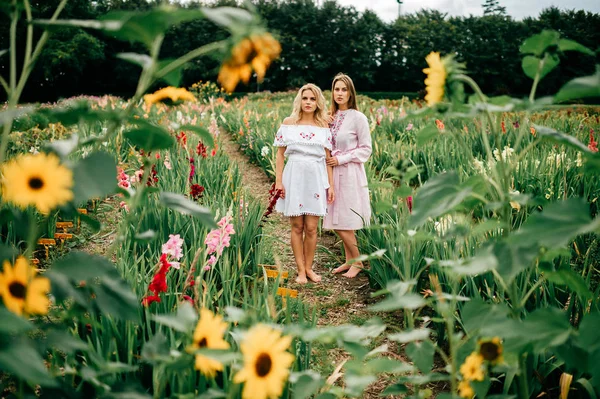 Las Mujeres Jóvenes Vestidos Étnicos Jardín Flores Día Verano —  Fotos de Stock