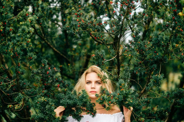 Bela Jovem Mulher Floresta Abeto Verde Dia Verão — Fotografia de Stock