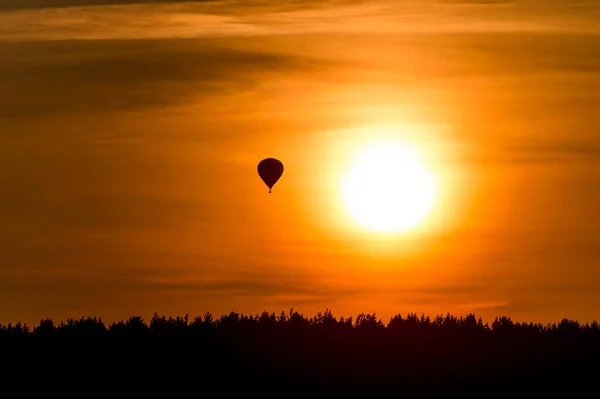 Hőlégballon Repül Felfelé Alatt Gyönyörű Naplemente — Stock Fotó