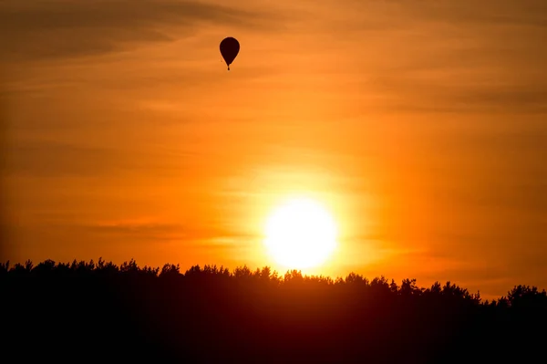 Hőlégballon Repül Felfelé Alatt Gyönyörű Naplemente — Stock Fotó