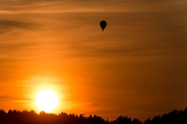 Hőlégballon Repül Felfelé Alatt Gyönyörű Naplemente — Stock Fotó