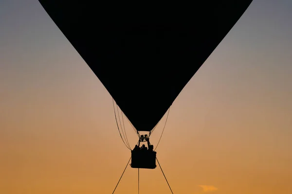 Luftballong Flyger Upp Himlen Vackra Solnedgången — Stockfoto