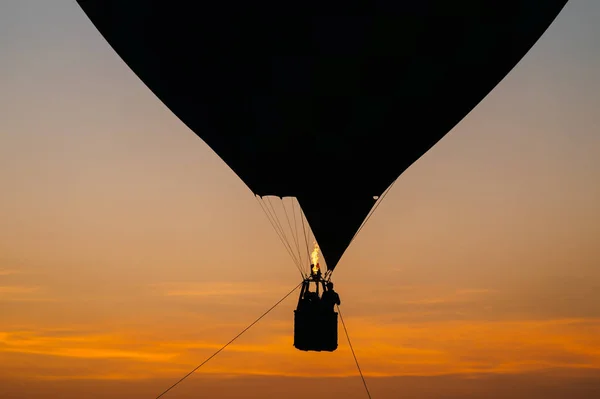 Αερόστατο Που Πετούν Επάνω Στον Ουρανό Κατά Διάρκεια Της Όμορφο — Φωτογραφία Αρχείου
