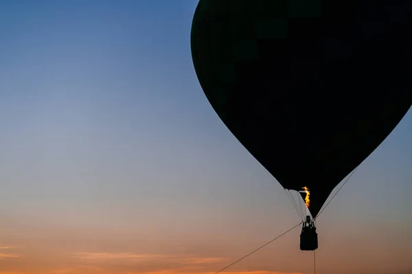 Luftballong Flyger Upp Himlen Vackra Solnedgången — Stockfoto