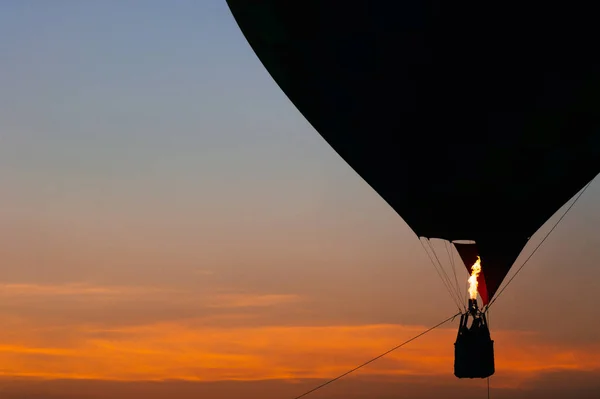 Hőlégballon Repül Felfelé Alatt Gyönyörű Naplemente — Stock Fotó