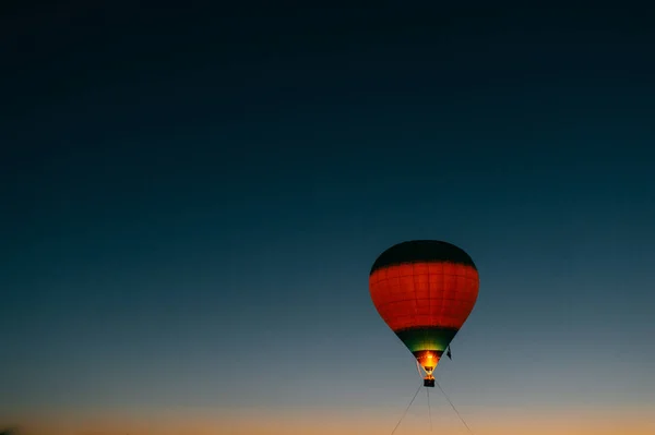 Hőlégballon Repül Felfelé Alatt Gyönyörű Naplemente — Stock Fotó