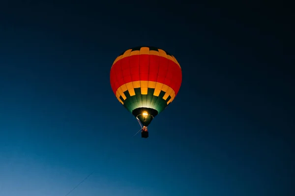 Hőlégballon Repül Felfelé Alatt Gyönyörű Naplemente — Stock Fotó