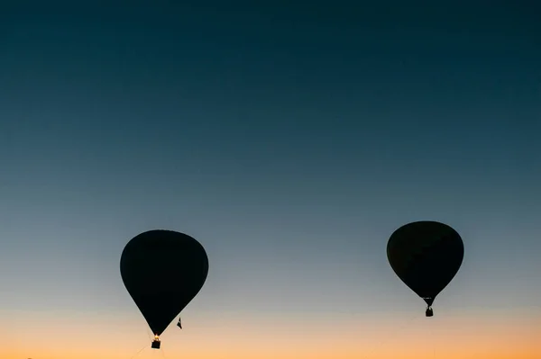 Hőlégballonok Repül Felfelé Alatt Gyönyörű Naplemente — Stock Fotó