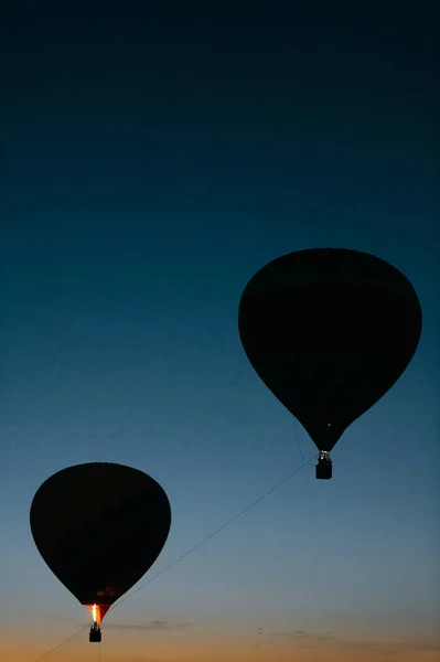 Hőlégballonok Repül Felfelé Alatt Gyönyörű Naplemente — Stock Fotó
