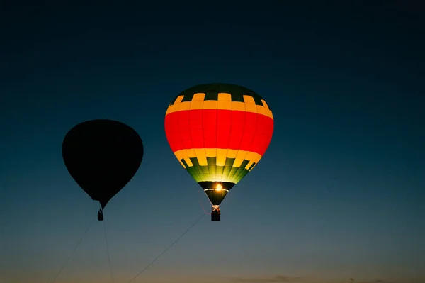 Hőlégballonok Repül Felfelé Alatt Gyönyörű Naplemente — Stock Fotó
