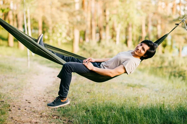 Jeune Homme Relaxant Dans Hamac Forêt Sur Journée Ensoleillée Été — Photo